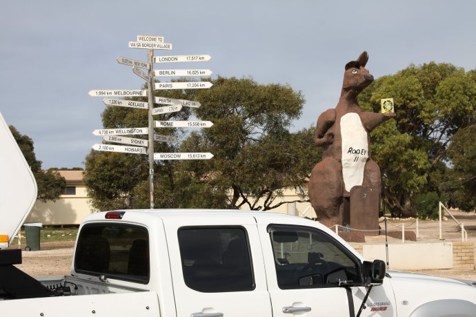 Rooey Giving Directions at the SA/WA Border