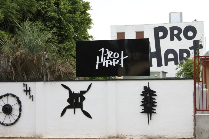 The approach to the Pro Hart gallery