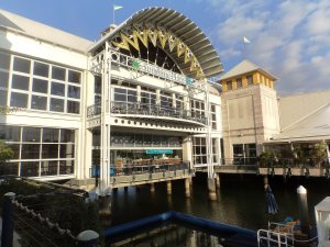 Sunshine Plaza - on the water